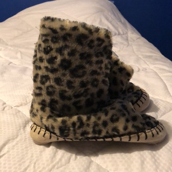 NEW Carter’s footwear. Size 11/12 toddler - Picture 4 of 7